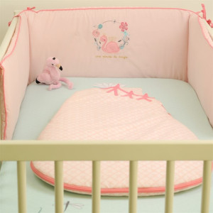 Tour de lit bébé fille avec nuages rose, blanc et doré avec